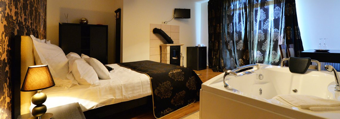 Deluxe double room with a jacuzzi, a fireplace and a terrace