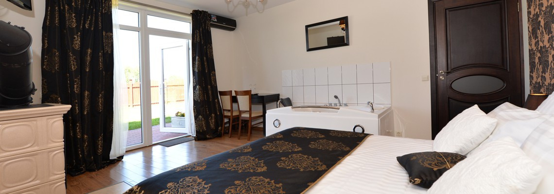 Deluxe double room with a jacuzzi, a fireplace and a terrace